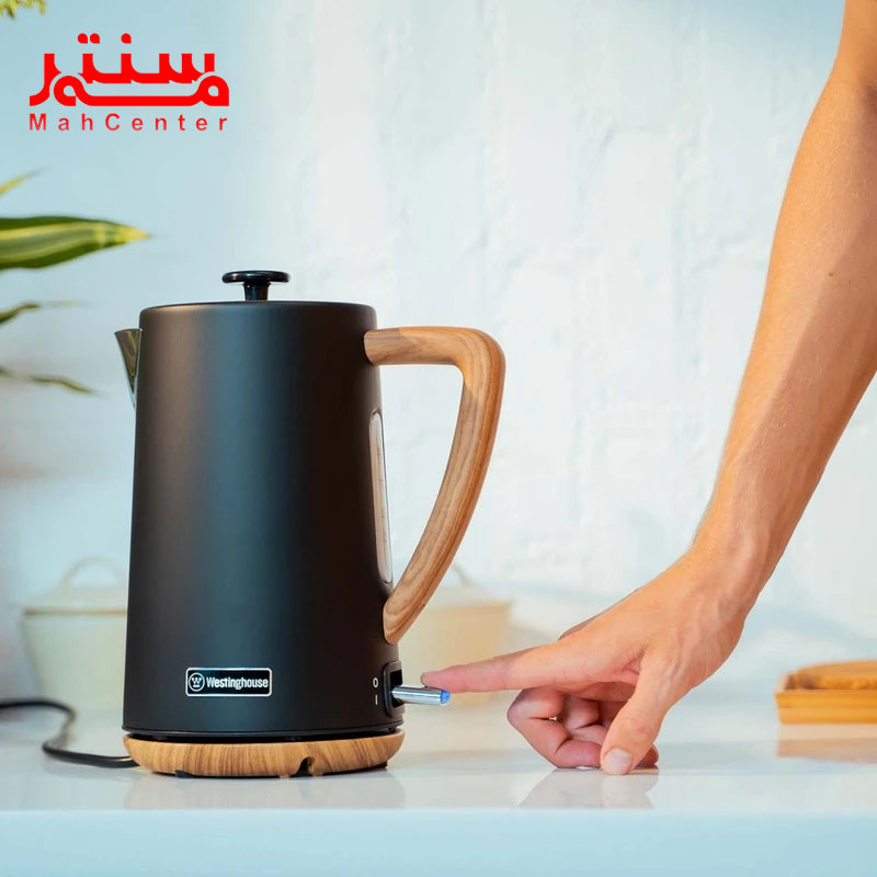 فردی در حال روشن کردن  کتری برقی وستینگ هاوس مدل wkwkw149