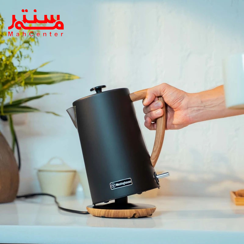فردی در حال برداشتن  کتری برقی وستینگ هاوس مدل wkwkw149