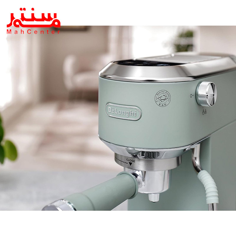 اسپرسوساز دلونگی مدل ec890 در آشپزخانه سبز