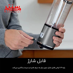 فردی در حال به شارژر وصل کردن شیکر نینجا مدل blast BC151