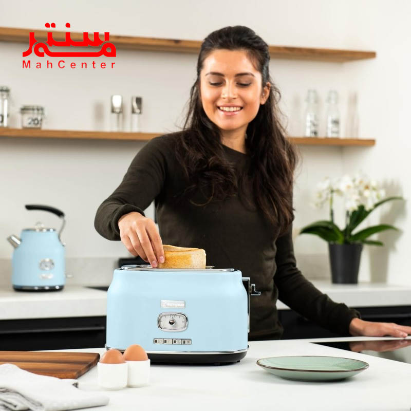 آبی فردی در حال برداشتن نان از توستر وستینگ هاوس مدل wkttb857