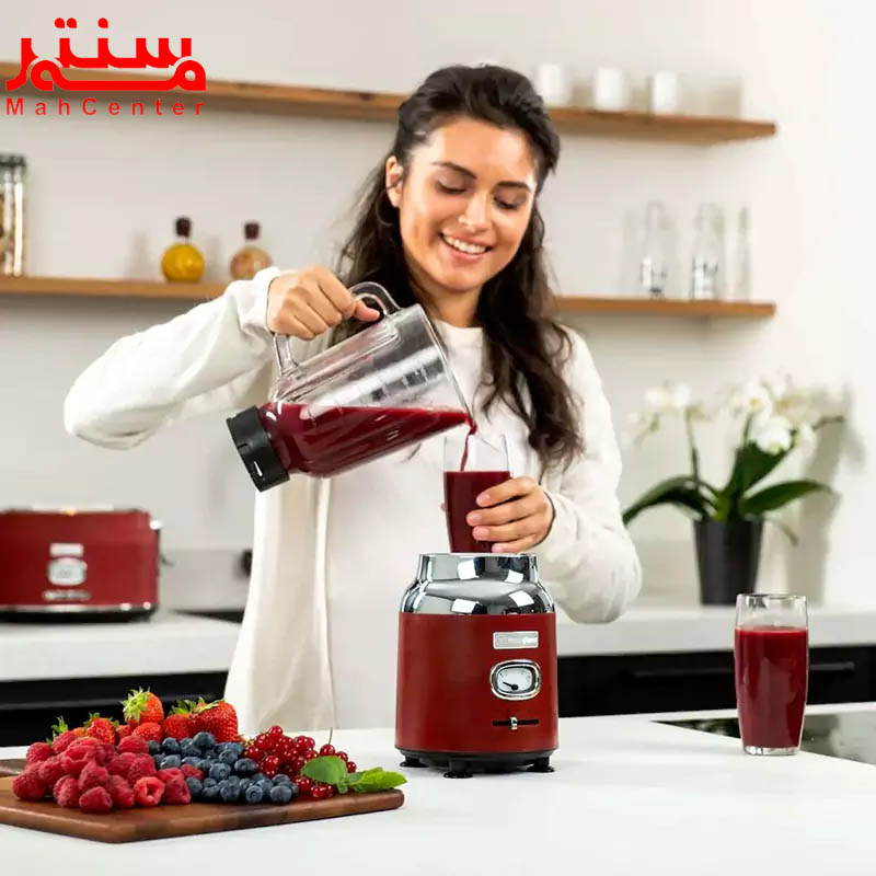 فردی در حال ریختن نوشیدنی آماده شده با مخلوط کن وستینگ هاوس مدل wkbeb221