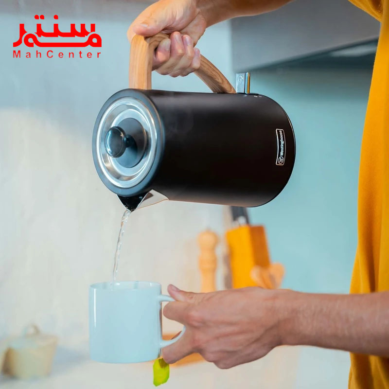 فردی در حال ریختن چای با  کتری برقی وستینگ هاوس مدل wkwkw149