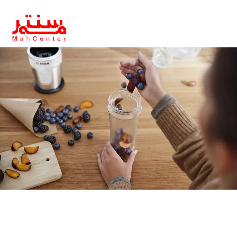 فردی در حال تهیه اسموتی مخلوط کن بوش مدل mmbm7g2m