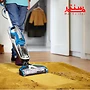 فردی در حال نظافت خانه با جارو برقی دوکاره بیسل مدل crosswave advanced pro 2223