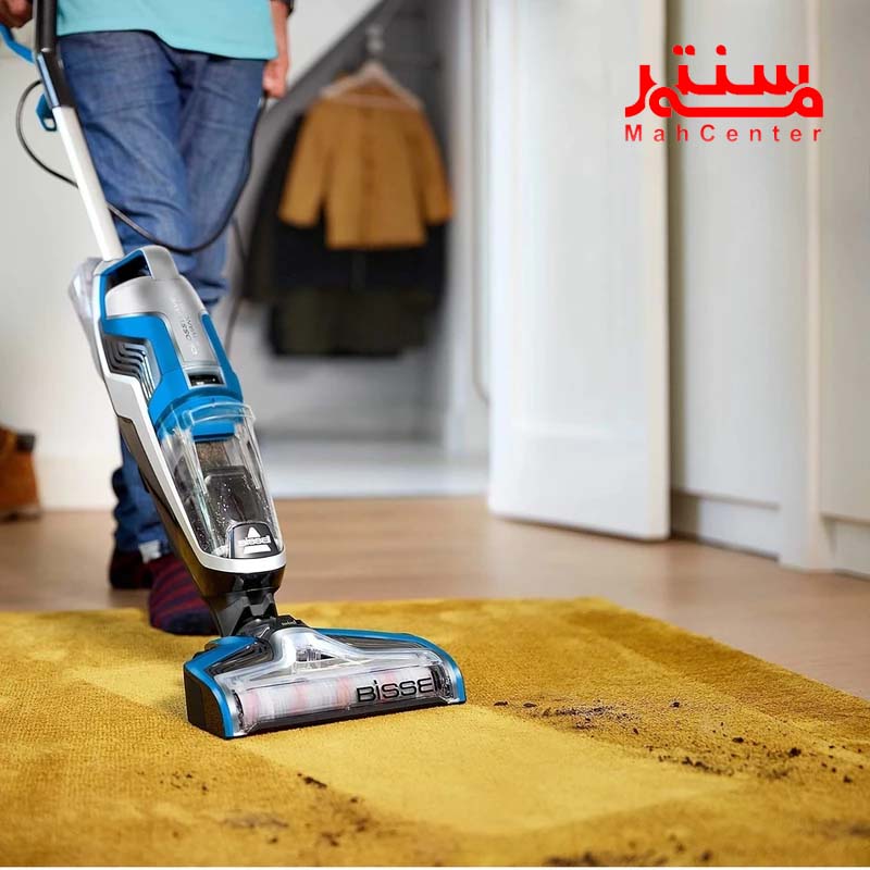 فردی در حال نظافت خانه با جارو برقی دوکاره بیسل مدل crosswave advanced pro 2223