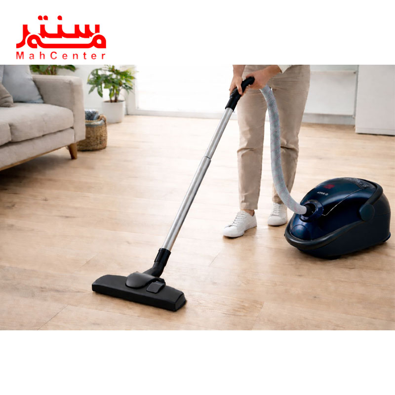 فردی در حال جارو زدن با جاروبرقی بوش مدل bsg71668