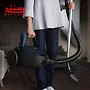 فرد در حال جابه جایی جاروبرقی آاگ مدل vx8212st