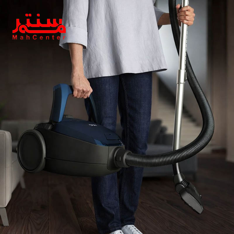 فرد در حال جابه جایی جاروبرقی آاگ مدل vx8212st