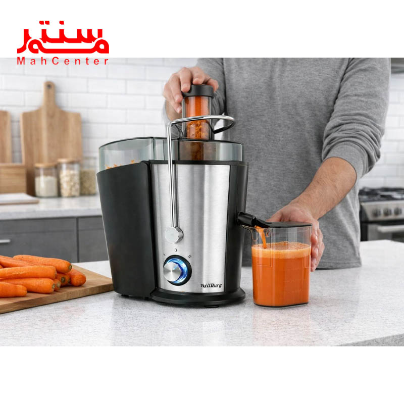 فردی در حال آب هویج گرفتن با آبمیوه گیری ویلبرگ مدل 801