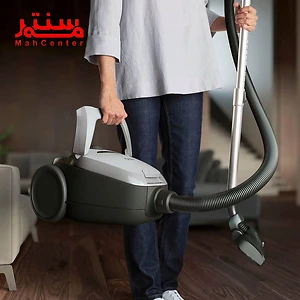 فردی در حال جا به جا کردن جاروبرقی آاگ مدل vx8212mg