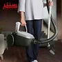 فردی در حال جا به جا کردن جاروبرقی آاگ مدل vx8212mg