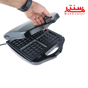 دستی در حال باز کردن ساندویچ ساز گوسونیک مدل gsm 605