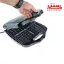 دستی در حال باز کردن ساندویچ ساز گوسونیک مدل gsm 605