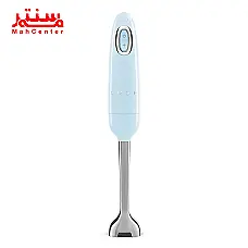 یک مخلوط کن دستی آبی روشن Smeg با لوازم جانبی، از جمله یک پارچ مخلوط کن، ضمیمه خردکن، ضمیمه پوره کن و ضمیمه همزن، که همگی در پس زمینه سفید چیده شده اند - دوم
