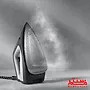 "تصویری از یک اتوی بخار برند AEG با طراحی مدرن و سطح کف صاف دارای سوراخ‌های خروج بخار."