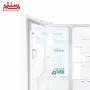 تصویر یک یخچال فریزر سفید با طراحی مدرن، درب باز و محفظه داخلی روشن که نشان‌دهنده قفسه‌های جادار و محفظه‌ای برای یخ را نمایش می‌دهد.