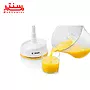 یک آبمیوه گیری مرکبات سفید و نارنجی بوش با یک لیوان آب پرتقال نشان داده شده است.