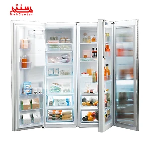 یخچال سه‌در بزرگ با طراحی مدرن و داخلی پر از مواد غذایی متنوع و نوشیدنی.
