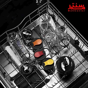 لوازم مخلوط‌کن و لیوان‌ها درون ماشین ظرف‌شویی برای شستشو.