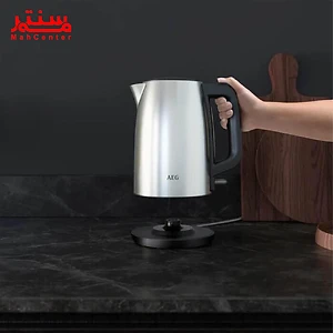 یک کتری برقی AEG با نام تجاری ماه سنتر با یک پایه و یک دسته.