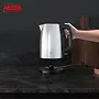 یک کتری برقی AEG با نام تجاری ماه سنتر با یک پایه و یک دسته.