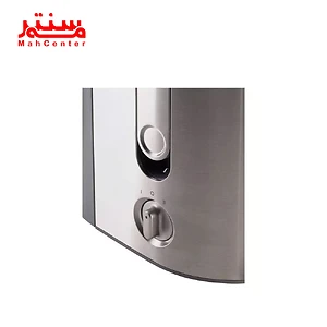دستگاه آبمیوه‌گیری براون مدل J700 با قیف بزرگ و wide chute بر روی کابینت.