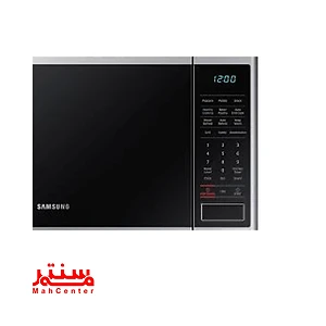 طراحی نقره‌ای شیک مایکروویو سامسونگ MG40J5133AT از زاویه کناری در آشپزخانه.