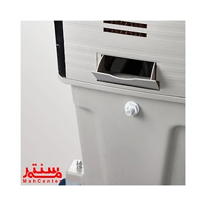 یک کولر تبخیری قابل حمل برفاب با درب آن باز است.