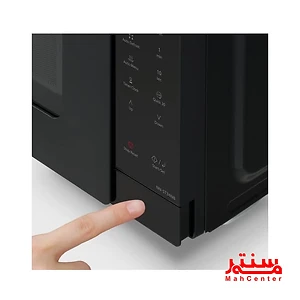 یک نمای نزدیک از مایکروویو پاناسونیک با یک دست که دکمه توقف/تنظیم را فشار می‌دهد.